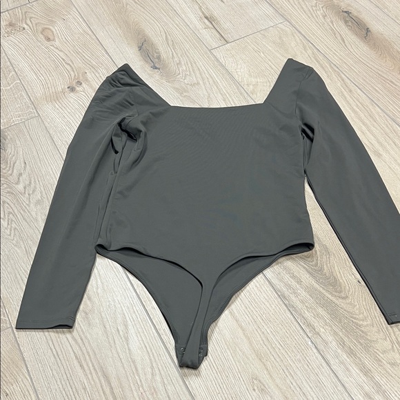 Aritzia Slate Gray Women's Bodysuit - Picture 4 of 5